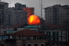 [Video] Không quân Israel đánh sập tòa nhà dân 11 tầng ở Gaza