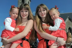 [Photo] Liên hoan các cặp sinh đôi và sinh ba tại Pháp