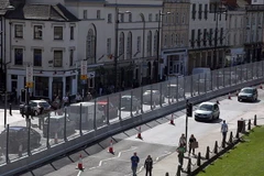 Anh dùng hàng rào an ninh chặn dòng người nhập cư trái phép