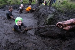 [Photo] Độc đáo cuộc đua trong bùn gây quỹ từ thiện tại Anh