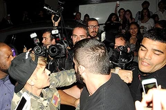 Justin Bieber đấm một tay săn ảnh sau bữa tối với người đẹp ở Paris