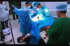 Mổ trực tuyến cứu sống bệnh nhân đau ruột thừa nơi đảo xa
