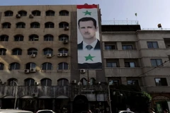 Chân dung Tổng thống Bashar Assad treo trên một tòa nhà ở thủ đô Damscus. (Nguồn: THX/TTXVN)