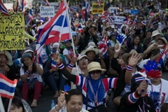 Người biểu tình chống chính phủ tập trung bên ngoài Cục Hải quan ở Bangkok. (Nguồn: AFP/TTXVN)