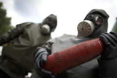 Các nhân viên Đức trong trang phục bảo hộ diễn tập tại khu vực tiêu hủy vũ khí hóa học. (Nguồn: AFP/TTXVN)