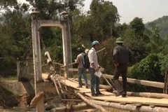 Cầu treo tại xã Phước Kim, huyện Phước Sơn, tỉnh Quảng Nam đã xuống cấp nghiêm trọng. (Ảnh: Đoàn Hữu Trung/Vietnam+)