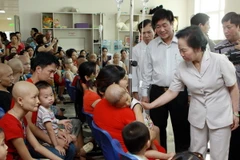 Phó Chủ tịch nước Nguyễn Thị Doan tặng quà trẻ em ung thư 