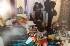 Bé trai người Australia suýt chết đói vì cha mẹ mải mê "quan hệ"