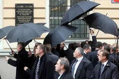 Tổng thống Séc xin lỗi người đồng cấp Đức vì bị ném trứng