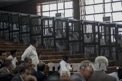 Các bị cáo tại phiên tòa ở thủ đô Cairo ngày 7/6. (Nguồn: AFP/TTXVN)