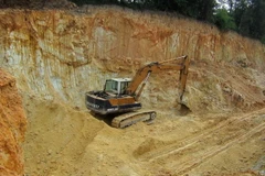 [Video] Lợi dụng cải tạo mặt bằng để khai thác quặng trái phép 