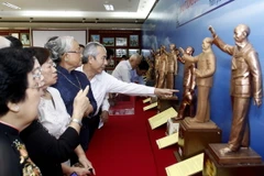 Cán bộ cao cấp nghỉ hưu góp ý kiến 32 mẫu phác thảo Tượng đài Chủ tịch Hồ Chí Minh. (Ảnh: Hoàng Hải/TTXVN)