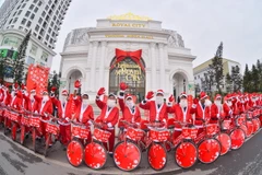 Sắc màu lễ hội vô cùng lộng lẫy tại "xứ sở diệu kỳ" Vincom