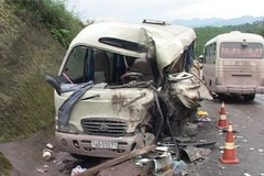 Hà Tĩnh: Xe khách đấu đầu trực diện, hai lái xe bị thương