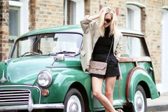 Áo khoác nhẹ kết hợp với quần shorts trong ngày giao mùa