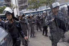 Binh sỹ Thái Lan gác gần tòa nhà chính phủ ở thủ đô Bangkok. (Nguồn: AFP/TTXVN)