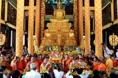 [Photo] Nghi thức truyền thống đặc sắc của Đại lễ dâng y Kathina