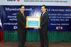 Doanh nghiệp Việt Nam tặng học bổng cho sinh viên Campuchia