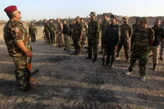 Các tân binh tình nguyện người Hồi giáo dòng Shiite tham gia huấn luyện quân sự ở Baghdad. (Nguồn: AFP/TTXVN)