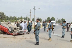 Lực lượng an ninh Afghanistan điều tra hiện trường vụ đánh bom xe làm 13 người thương vong ở thành phố Kunduz, tỉnh Kunduz, cách thủ đô Kabul, Afghanistan 250km về phía Bắc, ngày 29/7 vừa qua. (Ảnh: THX/TTXVN)