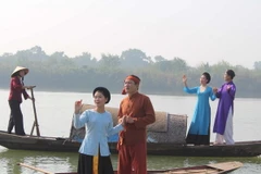 Một buổi biểu diễn hát dân ca ví, giặm trên sông của các nghệ sỹ Trung tâm Bảo tồn và Phát huy Di sản dân ca xứ Nghệ và thành viên Câu lạc bộ dân ca ví, giặm xã Bồi Sơn, huyện Đô Luơng, tỉnh Nghệ An. (Ảnh: Tá Chuyên/TTXVN)