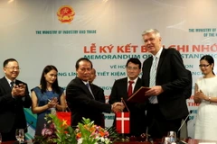 Quang cảnh lễ ký kết. (Ảnh: Ngọc Hà/TTXVN )