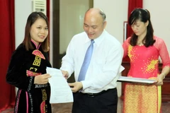 Trao quyết định hoàn thành khóa học cho các Đội viên tham gia Đề án thí điểm tuyển chọn 500 trí thức trẻ tình nguyện về các xã. (Ảnh: Thái Thuần/TTXVN)