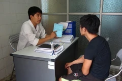 Khám và tư vấn cho bệnh nhân nhiễm HIV. (Ảnh: Thanh Thương/TTXVN)