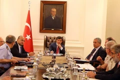 Thủ tướng Thổ Nhĩ Kỳ Ahmet Davutoglu (giữa) chủ trì cuộc họp an ninh tại thủ đô Ankara, thảo luận về bất ổn gia tăng tại khu vực giáp giới Syria, vào ngày 23/7 vừa qua. (Ảnh: AFP/TTXVN) 