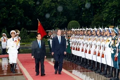 Thủ tướng Nguyễn Tấn Dũng và Thủ tướng Anh David Cameron duyệt đội Danh dự. (Ảnh: Thống Nhất/TTXVN)
