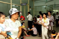 Bệnh nhi được đưa đến khám, điều trị tại Bệnh viện Nhi Trung ương. (Ảnh: Dương Ngọc/TTXVN)
