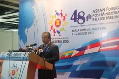 Bộ trưởng Ngoại giao Malaysia Anifah Aman phát biểu tại họp báo. (Ảnh: Kim Dung-Chí Giáp/Vietnam+)