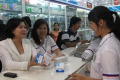 Việc giảm giá thuốc giúp nhiều bệnh nhân tiết kiệm được chi phí trong điều trị bệnh. (Ảnh: TTXVN)