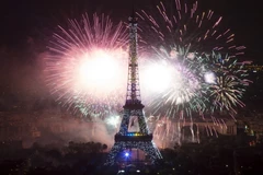 Pháo hoa được bắn lên bầu trời quanh tháp Eiffel ở thủ đô Paris, mừng ngày Quốc khánh Pháp 14/7 vừa qua. (Ảnh: AFP/TTXVN)