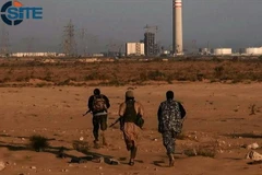 Phiến quân IS tại thành phố Sirte sau khi chiếm nhà máy điện của thành phố này ngày 9/6 vừa qua. (Ảnh: AFP/TTXVN)
