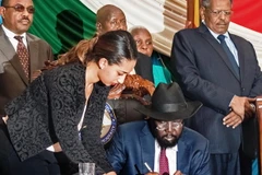 Tổng thống Nam Sudan Salva Kiir (giữa) ký thỏa thuận hòa bình với lực lượng nổi dậy, chấm dứt cuộc nội chiến kéo dài 20 tháng qua tại nước này. (Ảnh: AFP/TTXVN)