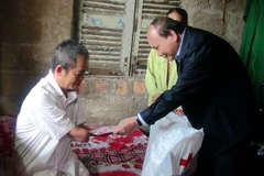 Phó Thủ tướng thăm, tặng quà các hộ nghèo, nạn nhân da cam