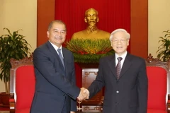 Tổng Bí thư Nguyễn Phú Trọng và Ủy viên Trung ương, Trưởng Ban Tuyên huấn Trung ương Đảng Nhân dân Cách mạng Lào Kikeo Khaykhamphithoune. (Ảnh: Trí Dũng/TTXVN)