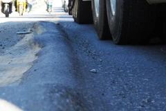 "Sống trâu" trên Quốc lộ 5 đoạn qua Hải Phòng. (Ảnh: Hoàng Ngọc/TTXVN)