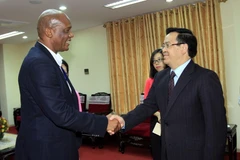 Ông Hoàng Bình Quân, Trưởng Ban Đối ngoại Trung ương tiếp ông Christopher Matlhako, Trưởng ban Đối ngoại Đảng Cộng sản Nam Phi. (Ảnh: An Đăng/TTXVN)