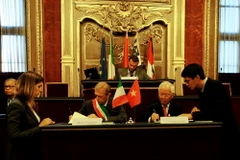 Lễ ký thỏa thuận hợp tác hữu nghị. (Ảnh: Đức Hòa/Vietnam+)