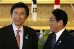 Ngoại trưởng Hàn Quốc Yun Byung Se (trái) và người đồng cấp Nhật Fumio Kishida. (Nguồn: Reuters)