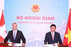 Phó Thủ tướng, Bộ trưởng Ngoại giao Phạm Bình Minh và Bộ trưởng Ngoại giao Cộng hòa Liên bang Thụy Sỹ Didier Burkhalter gặp gỡ báo chí sau khi hội đàm. (Ảnh: Thống Nhất/TTXVN)