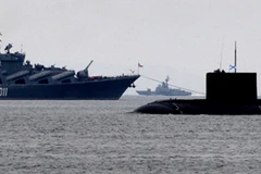 Tàu tuần dương tên lửa dẫn đường Varyag (trái) và tàu ngầm lớp Varshavyank của hải quân Nga. (Nguồn: RT)
