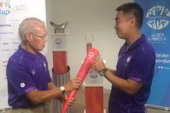 Thành viên SINGSOC và ngọn đuốc sẽ thắp sáng tinh thần thể thao SEA Games 28, diễn ra từ 5-16/6 tới tại Singapore. (Nguồn: Today Singapore) 