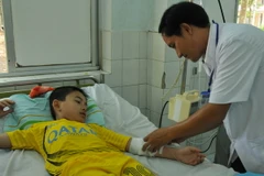 Bé Hoàng đang được các bác sỹ tích cực điều trị tại Bệnh viện. (Ảnh: Đậu Tất Thành/TTXVN)