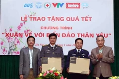 Tặng quà Tết cho đồng bào nghèo, chiến sỹ, ngư dân bám biển