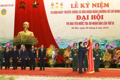 Chủ tịch nước Trương Tấn Sang trao tặng Huân chương Hồ Chí Minh cho ngành Tòa án Nhân dân. (Ảnh: Nguyễn Khang/TTXVN)