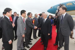 Cán bộ, nhân viên Đại sứ quán và đại diện cộng đồng người Việt tại Hoa Kỳ đón Tổng Bí thư Nguyễn Phú Trọng. (Ảnh: Trí Dũng/TTXVN)