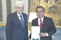 Tông thống Italy trao Huân chương công trạng cho Đại sứ Việt Nam tại Italy Nguyễn Hoàng Long. (Nguồn: Phủ Tổng thống Italy)